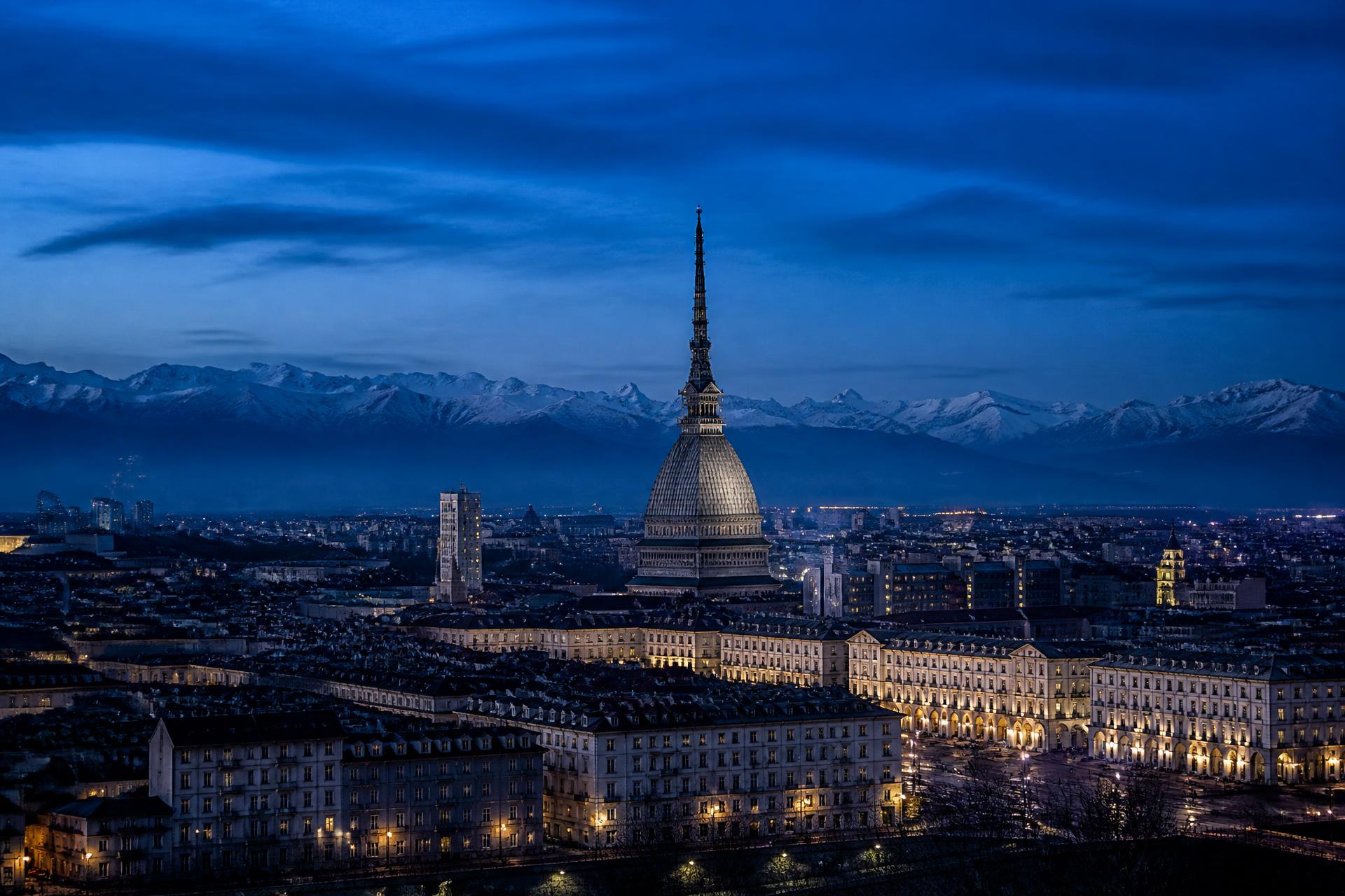Vista di Torino al crepuscolo con la Mole Antonelliana e le Alpi innevate